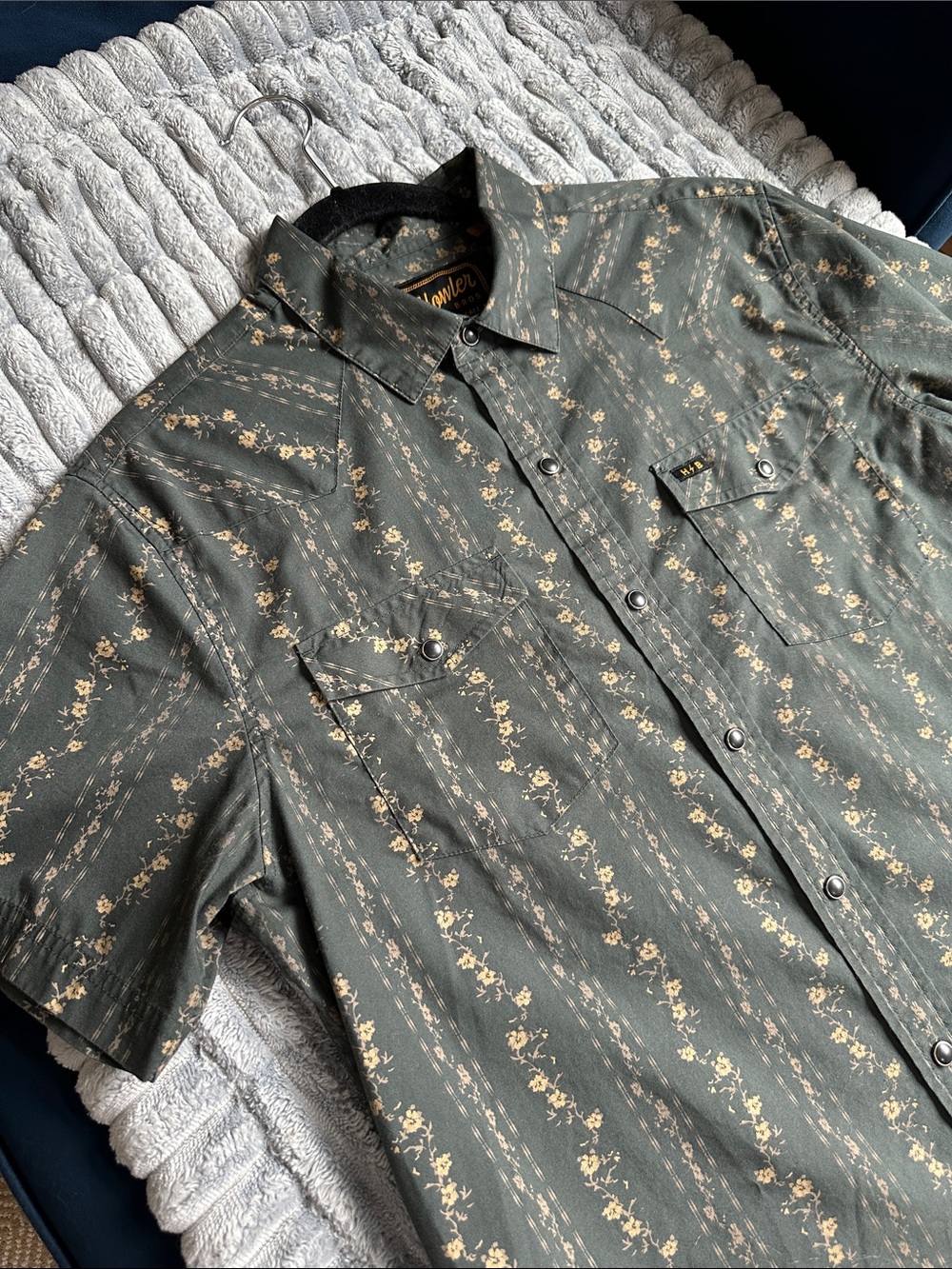 Howler Brothers H Bar B Snapshirt in the Hibiscus Ribbons antique black pattern